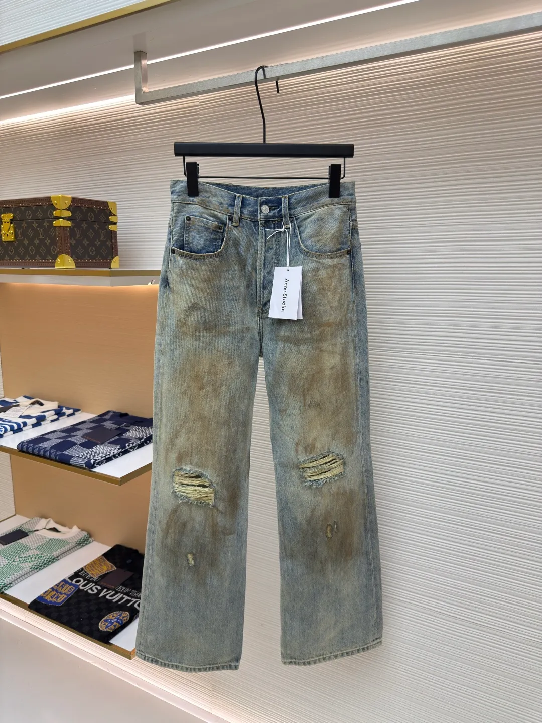 Acne Studios dirty ripped jeans with splashes of ink ●Authentic product: Purchased and developed by 6789 ●Item number: 1680161-A75 ●Material: denim fabric ●Technology: distressed wash ●Version: Fitted version ●Weight: about 670 grams ●Size: 29-30-31-32-33-34 ●Description: Distressed ripped straight jeans, Juju heavy industry, retro distressed wash process, casual and versatile Easily wear a fashionable style. Handmade with many irregular holes to make the whole pair of pants more layered. It can be matched with the same style to create a fashionable look, and can be used in various occasions. Customized accessories, complete with three labels, the same style for men and women!